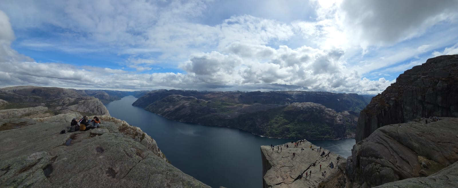 Panorama Lysefjordu widziana ze szczytu Preikestolen