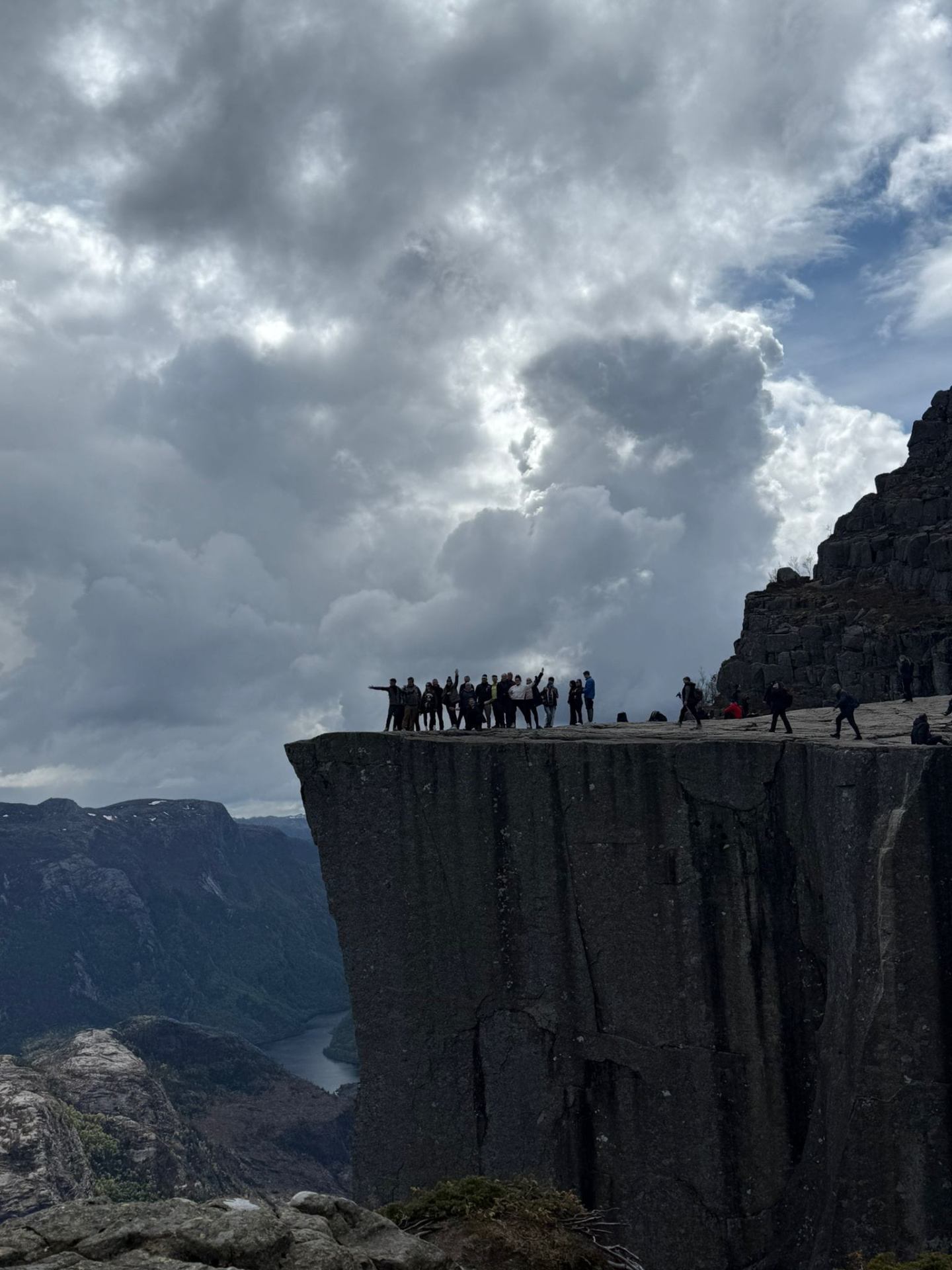 Grupa uczestników na Preikestolen nad Lysefjordem