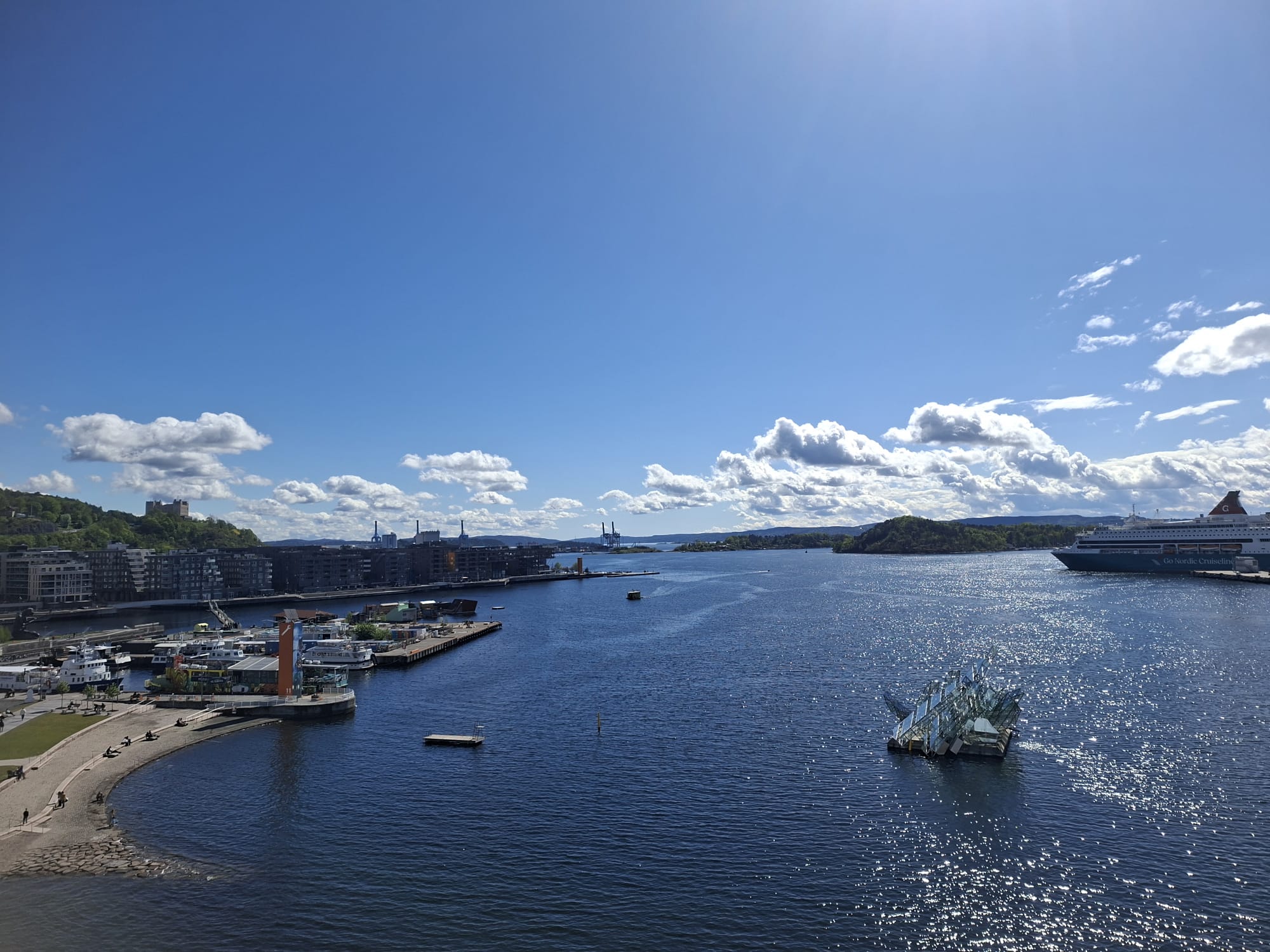 Panorama portu w Oslo z promem i nabrzeżem