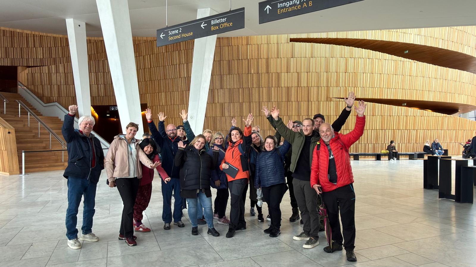 Grupa uczestników we wnętrzu Opery w Oslo